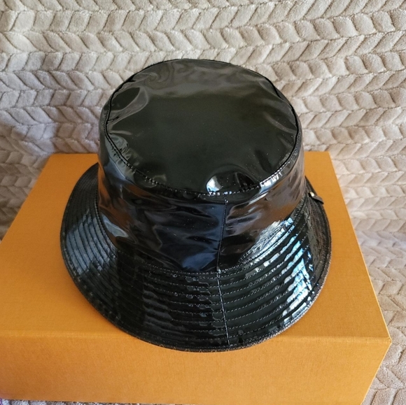 Louis Vuitton Rainy Day Bob Hat Louis Vuitton Water Proof Monogram Patch Medium - Picture 3 of 12